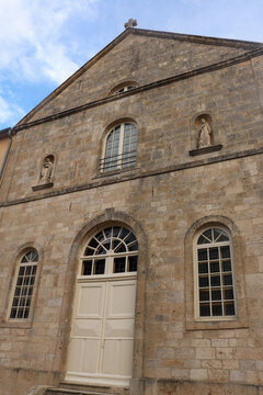 Bourgogne - C&ocirc;te-d'Or - Flavigny sur Ozerain - Fa&ccedil;ade de l'Eglise Saint-Egil et Sainte Reine