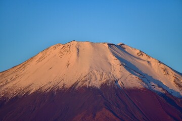 Fototapeta na wymiar 朝焼けに染まる富士山の情景＠山中湖、山梨