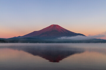 Fototapeta na wymiar 山中湖から赤富士と湖面に映る逆さ富士