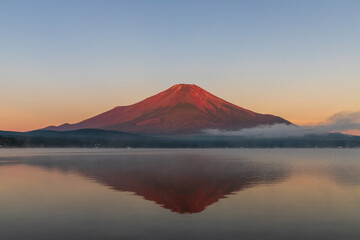 Fototapeta na wymiar 山中湖から赤富士と湖面に映る逆さ富士
