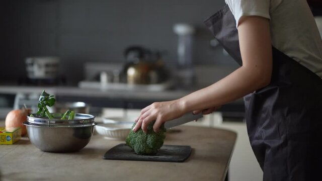 料理する女性の手元