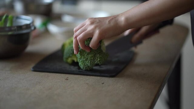 料理する女性の手元