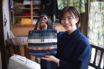 手作りのバッグを持つ女性