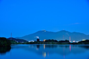 貯水池の湖畔から見た皿倉山の夜景