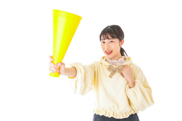 応援をする若い女性