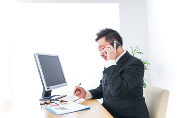 電話するビジネスパーソン