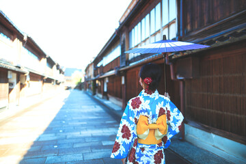 Fototapeta premium 金沢 ひがし茶屋街と着物姿の女性