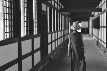 Fototapeta na wymiar 日本のお寺を見学する女性イメージ
