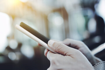 スマートフォンを操作する人物の手元 ボディーパーツ