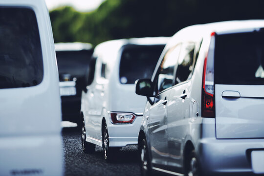 日本の道路を走る車 交通イメージ