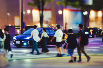 夜の都市を行き交う人々 ビジネスイメージ