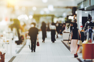 駅のコンコースを行き交う群衆 ビジネスイメージ