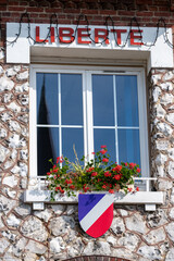 Facade d'une mairie avec drapeaux français  bleu blanc rouge et européen, à l'occasion de la  fête nationale du 14 juillet. Devise sur la facade : Liberté, Egalité, Fraternité