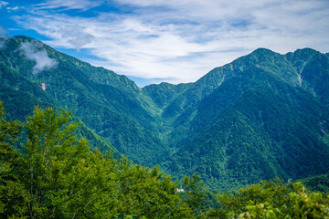 富山県中新川郡上市町の中山から立山の剱岳を望む登山をしている風景 A view of mountain climbing with a view of Tsurugidake in Tateyama from Nakayama in Kamiichi Town, Nakashinagawa County, Toyama Prefecture.