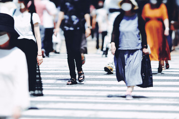 Fototapeta premium 横断歩道を渡る人々 ビジネスイメージ