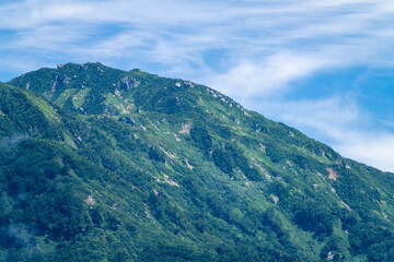 富山県中新川郡上市町の中山から立山の剱岳を望む登山をしている風景 A view of mountain climbing with a view of Tsurugidake in Tateyama from Nakayama in Kamiichi Town, Nakashinagawa County, Toyama Prefecture.