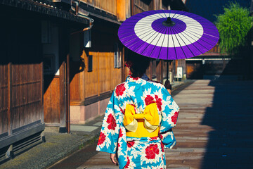 Fototapeta premium 金沢 ひがし茶屋街と着物姿の女性