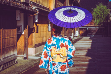 金沢 ひがし茶屋街と着物姿の女性