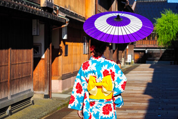 Fototapeta premium 金沢 ひがし茶屋街と着物姿の女性