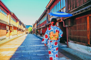 Fototapeta premium 金沢 ひがし茶屋街と着物姿の女性