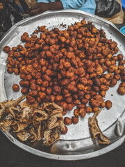 Beignets maïs dans un plateau en vente dans les rues de Yaoundé
