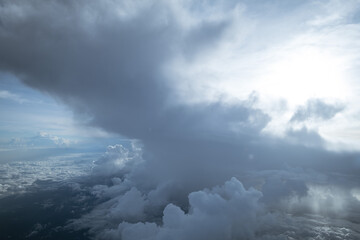 Wolkenlandschaft aus Flugzeug Cockpit