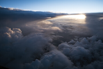 Wolkenlandschaft aus Flugzeug Cockpit