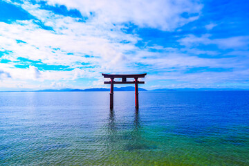 滋賀県 琵琶湖と白髭神社の鳥居