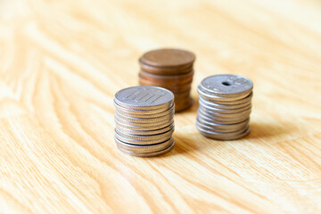 机の上に積み重ねられた硬貨