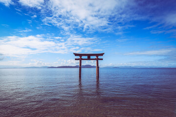 滋賀県 琵琶湖と白髭神社の鳥居