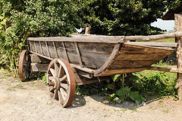 Obraz premium Old wooden cart wooden wheel.