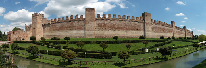 Panorama view of the walls of the fortified medieval town of Cittadella. Padova, Italy.  - obrazy, fototapety, plakaty