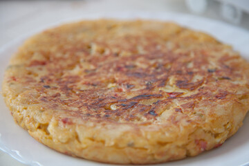 Elaboración de tortilla de patatas para el concurso gastronómico de la Aste Nagusia (Semana Grande) de Bilbao.