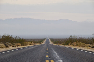 Naklejka premium road in the fog