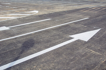 Señalización pintada en el asfalto en un aparcamiento al aire libre