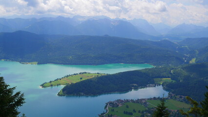 Fototapeta na wymiar Blick auf den Walchensee mit gleichnamigem Ort vom Herzogstand