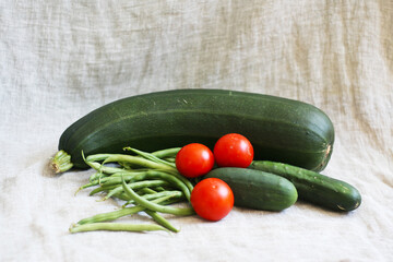 Gartenernte im Sommer - reifes Gemüse. Zucchini, Gurken, Bohnen und Tomaten. Vitamine und...