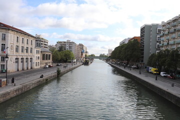 Fototapeta na wymiar Le bassin de La Villette, qui fait partie des grands canaux parisiens, ville de Paris, France