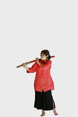 해동검도를 수련하는 여성의 모습입니다.