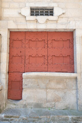 ventana de hierro de color naranja