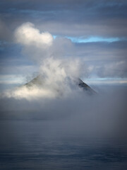 Naklejka na ściany i meble Färöer - die Insel Koltur im Nebel