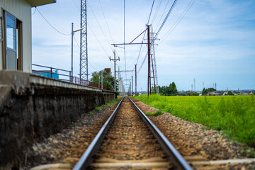 Obraz premium 富山県中新川郡上市町の中山から立山の剱岳を望む登山をしている風景 A view of mountain climbing with a view of Tsurugidake in Tateyama from Nakayama in Kamiichi Town, Nakashinagawa County, Toyama Prefecture.