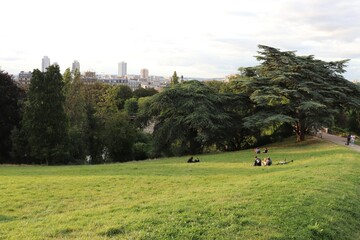 Le parc des Buttes Chaumont, dans le 19eme arrondissement de Paris, ville de Paris, France