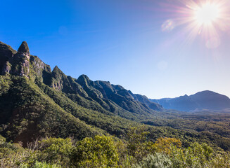 Paisagem de vale com montanhas em Santa Catarina no sul do Brasil.