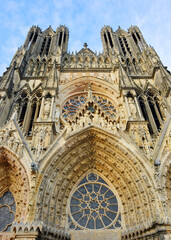 Fototapeta na wymiar Reims, cathedral main portal with historical religious figures