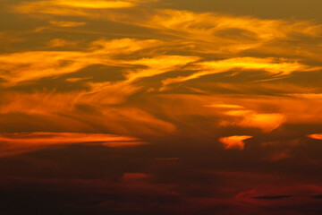 Le couché du soleil face à la mer. 