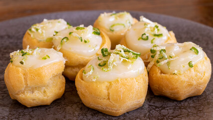 sweet stuffed with lemon cream, known as Carolina lemon