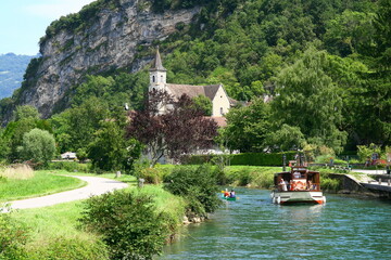 Le canal de Savières dans le département de la Savoie en France