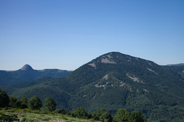 Fototapeta na wymiar Paysage de montagne d'Ardèche avec le suc de Sara au premier plan et le mont Gerbier de Joncs dans le lointain