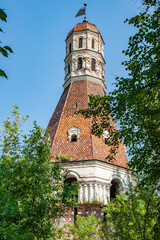 The Simonov monastery of the 14th century, which guarded the capital from the south, was called the Pearl of Moscow. The Communists blew it up, leaving only the southern wall with three towers    